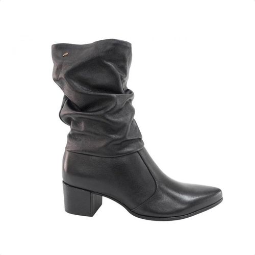 Bota Feminina Cano Médio Em Couro Pegada Preta